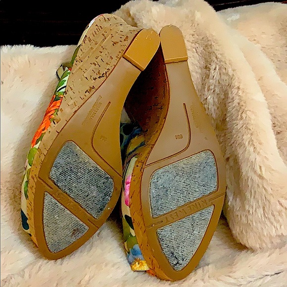 Nine West floral wedges - Picture 6 of 7